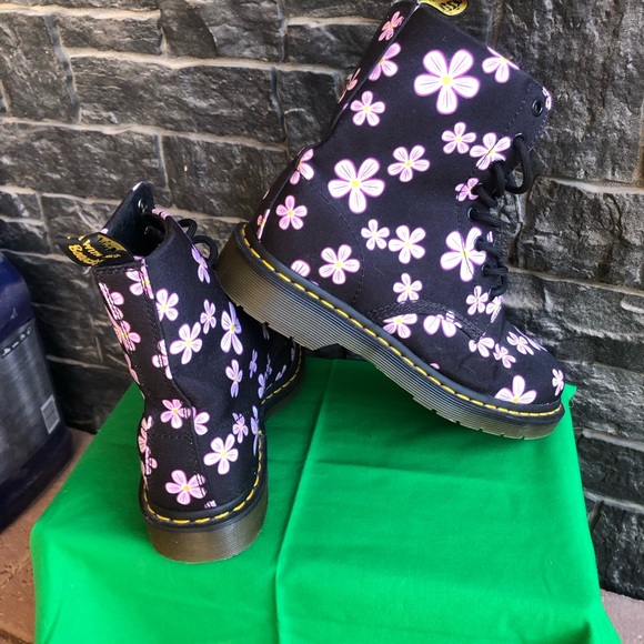 🌸 Dr. Marten PAGE Meadow size 8 US 🌸 nice condition! - Picture 3 of 8
